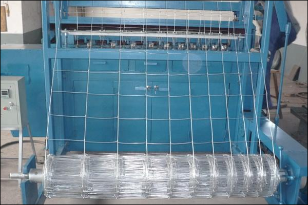 Wire mesh machine for weaving field fence